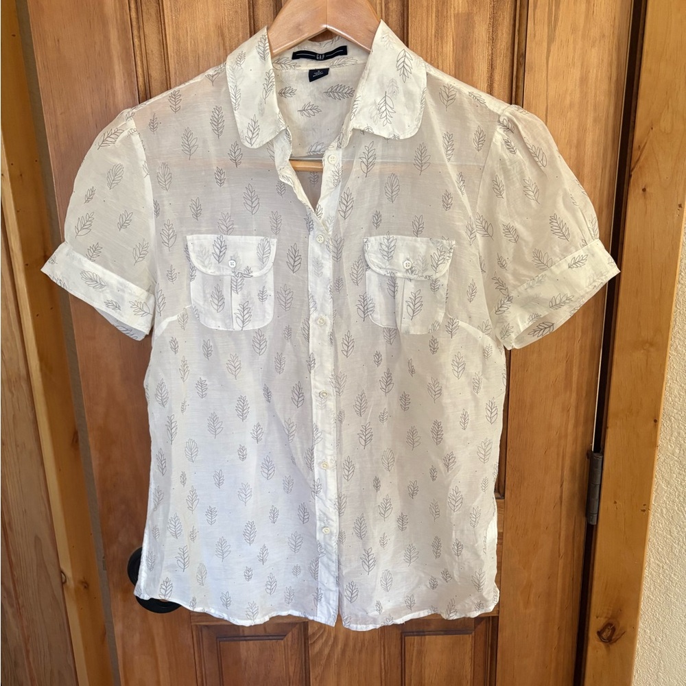 GAP Shirt Womens size 8 White Leaf Printed Button Short Sleeve Cotton Silk